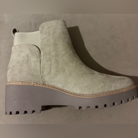 Women's DV Dolce Vita Rielle Ankle Bootie size 9 color Dune. NWOT - Picture 2 of 11